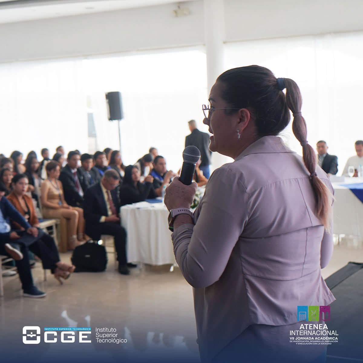 Estudiantes investigando